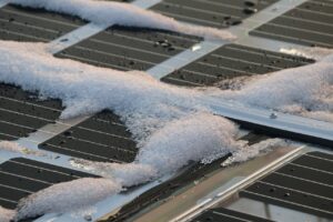 Schnee auf PV Anlage Titel, Photovoltaik im Winter heizen