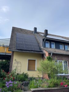 PV-Anlage, installiert von der AceFlex GmbH in Osnabrück, Photovoltaik Kabel Hauswand